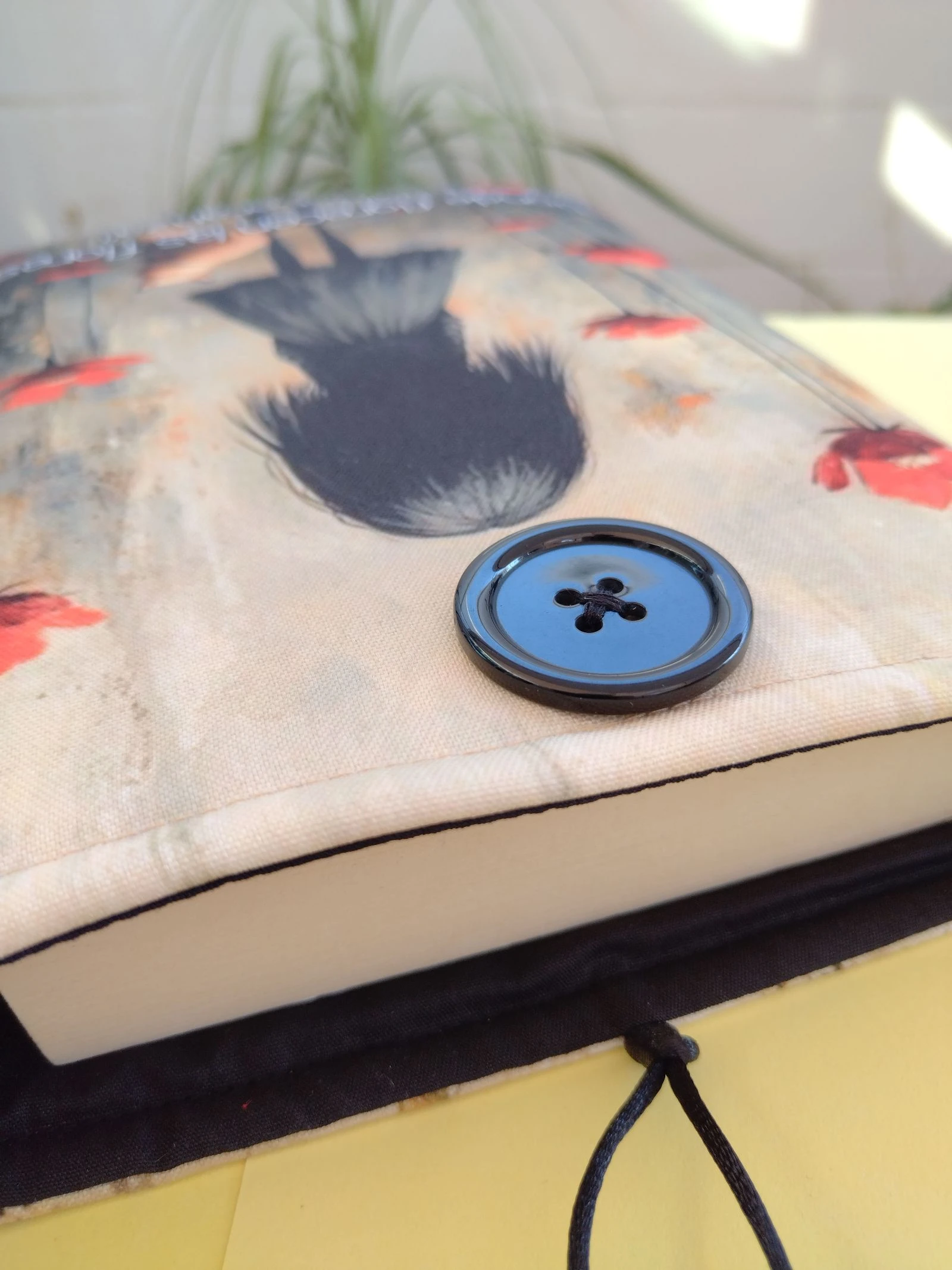 Célula literária acolchoada para livros ou tablets. Design Menina e papoulas. Feito à mão. – photo 3